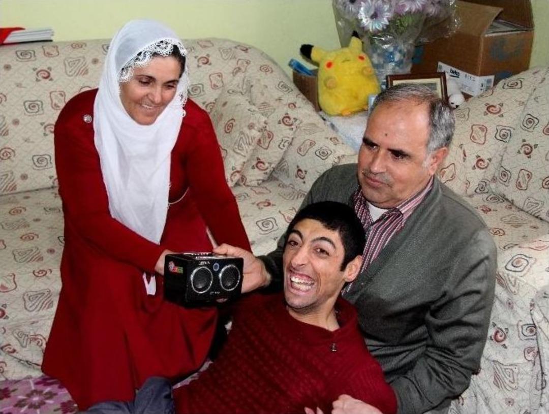 Engelli Gencin Tek Hayali Cumhurbaşkanı Erdoğan&rsquo;ı G&ouml;r&uuml;p, Elini &Ouml;pmek