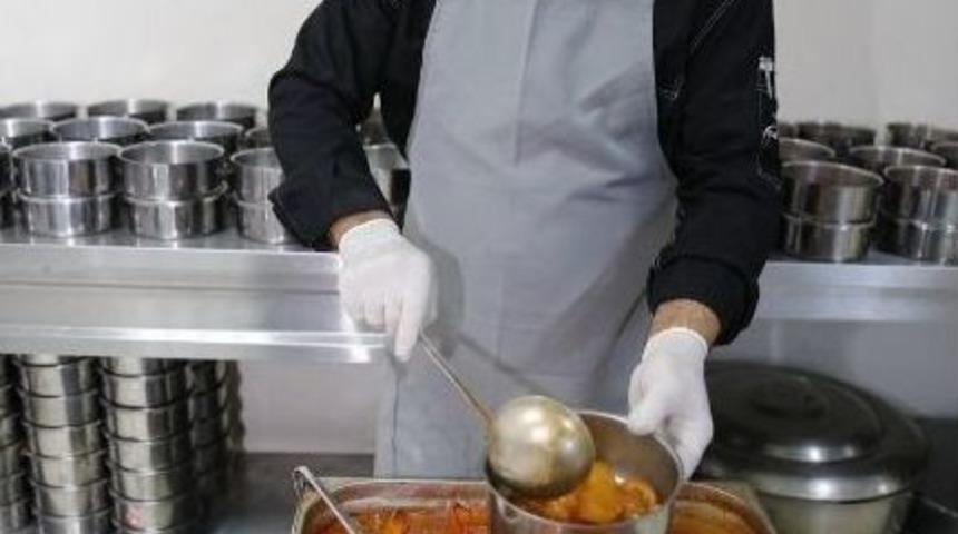 Konak&rsquo;ta Hem Karınları, Hem G&ouml;n&uuml;lleri Doyuran Hizmet