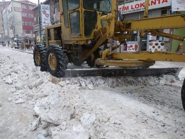 Kars Belediyesi Cadde Ve Kaldırımların Karını Temizledi