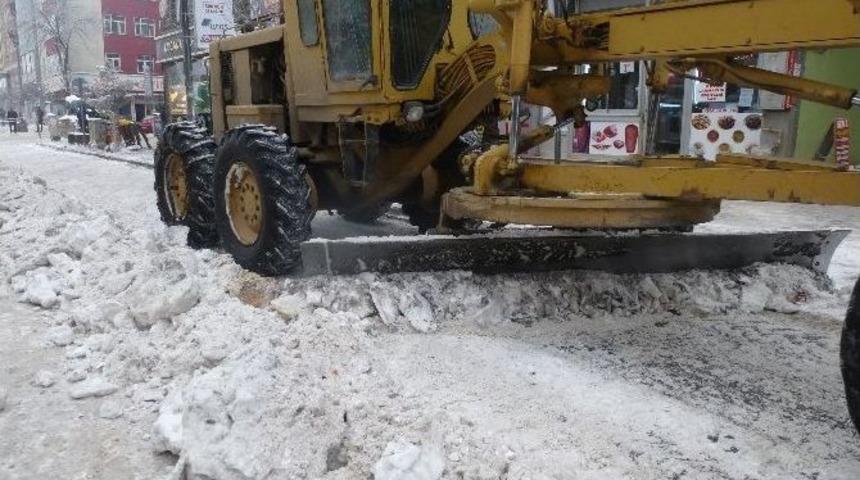 Kars Belediyesi Cadde Ve Kaldırımların Karını Temizledi