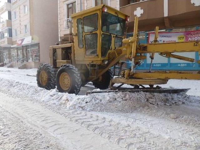 Kars Belediyesi Cadde Ve Kaldırımların Karını Temizledi