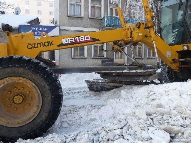 Kars Belediyesi Cadde Ve Kaldırımların Karını Temizledi