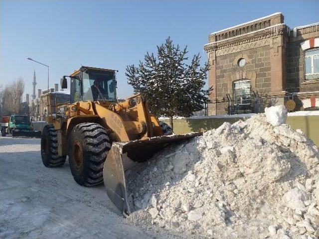 Kars Belediyesi Cadde Ve Kaldırımların Karını Temizledi