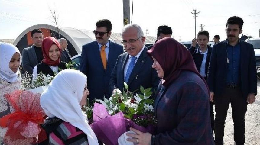 Vali Tuna Suriyeli &Ouml;ğrencileri Okullarında Ziyaret Etti