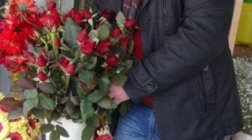 Soğuk Ve Kar, 'sevgililer G&uuml;n&uuml;' &Ouml;ncesi &Ccedil;i&ccedil;ek Fiyatlarını Katladı