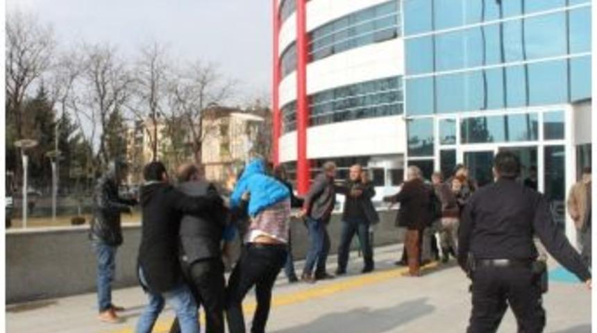 Adliyede Aileler Birbirine Girdi: 6 Yaralı