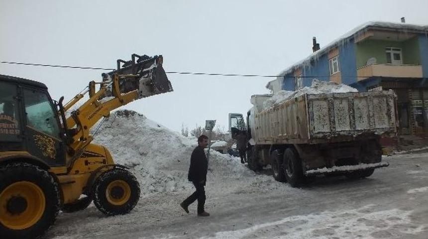 Malazgirt Belediyesinden Kar Temizleme &Ccedil;alışması