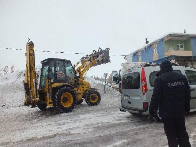 Malazgirt Belediyesinden Kar Temizleme Çalışması