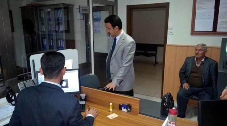 Kaymakam &Ouml;zdemir, Yeni Kimlik Kartı İ&ccedil;in Başvuru Yaptı