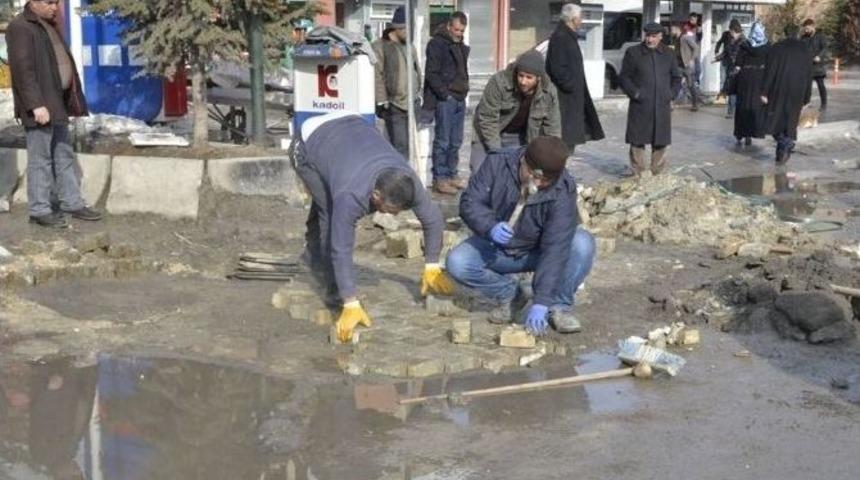 Erciş Belediyesi Kış Şartlarında Bozulan Yollar Onarılıyor