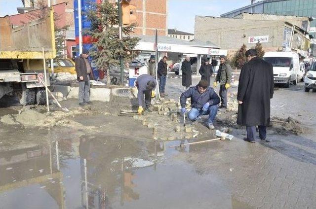 Erciş Belediyesi Kış Şartlarında Bozulan Yollar Onarılıyor
