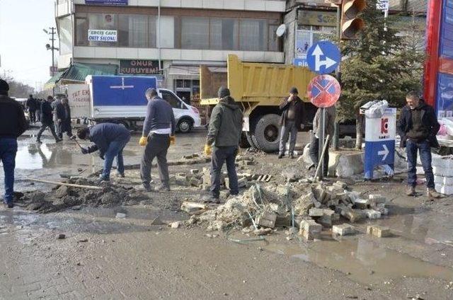 Erciş Belediyesi Kış Şartlarında Bozulan Yollar Onarılıyor