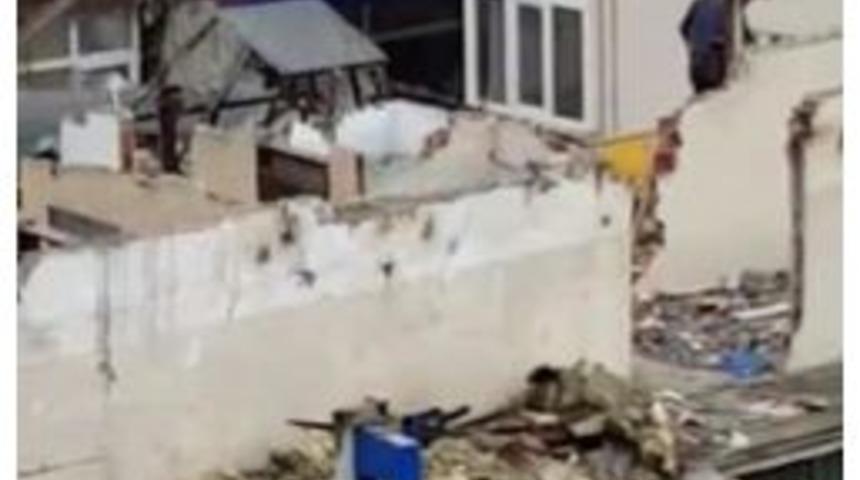 (&ouml;zel Haber) &Uuml;zerine Bastığı Beton Blokları Balyozla Kırdı