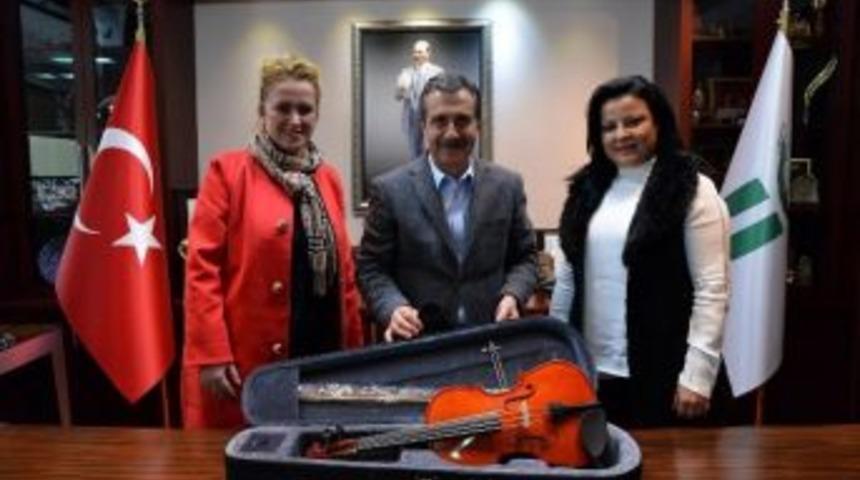 Orkestraya Bir Enstr&uuml;man Bağışı Daha