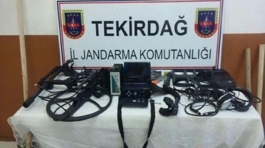 Mezarlıkta Izinsiz Define Arayanlara Su&ccedil;&uuml;st&uuml;