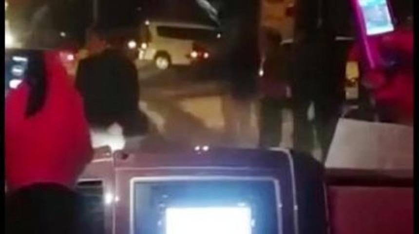 Kendi Yolcularını Taşıdığı Iddiasıyla Minib&uuml;s&uuml;n &Ouml;n&uuml;n&uuml; Kestiler