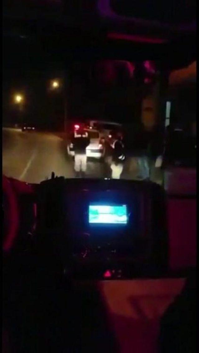 Kendi Yolcularını Taşıdığı Iddiasıyla Minib&uuml;s&uuml;n &Ouml;n&uuml;n&uuml; Kestiler 1