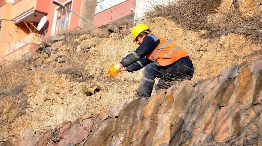 Kaya Par&ccedil;aları Olası Bir Kazaya Mahal Vermeden Temizlendi