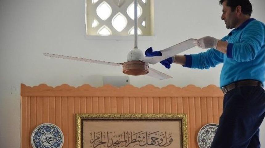 Alanya Belediyesi Cami Temizliğine Devam Ediyor