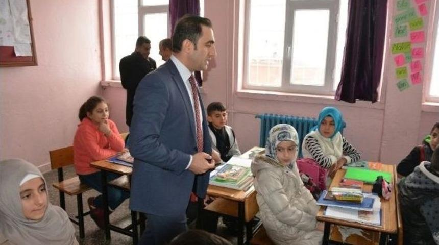 G&uuml;roymak&rsquo;taki &Ouml;ğrencilere Kırtasiye Ve Kitap Yardımı