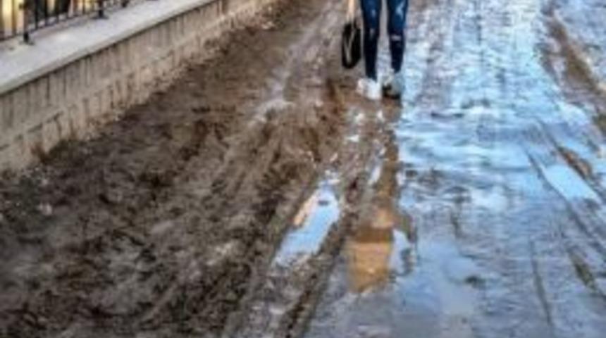 Vatandaşlardan &Ccedil;amurlu Yola Poşetli &Ccedil;&ouml;z&uuml;m