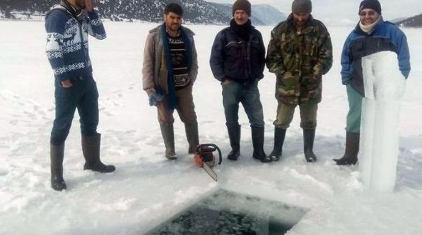 Balık&ccedil;ılar Donan Goldeki Buzları Motorlu Testereyle Kesip Avlanıyor