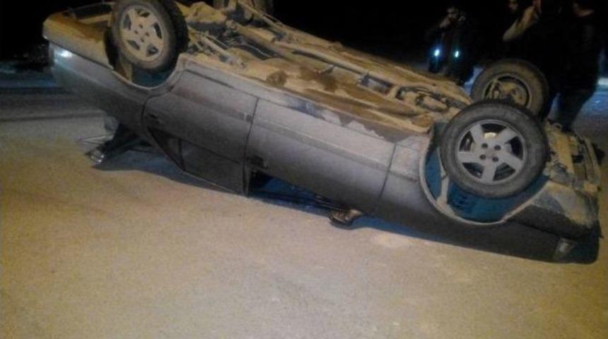 K&ouml;peğe &Ccedil;arpmamak İ&ccedil;in Manevra Yapan Otomobil Takla Attı: 3 Yaralı