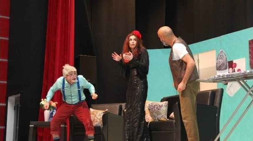 &ldquo;&ccedil;evrimdışı Aile&rdquo; Tiyatro Oyunu İzleyiciden Tam Not Aldı