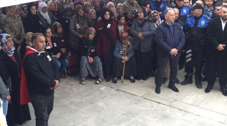 Şehit Eşini Asker Selamıyla Karşıladı