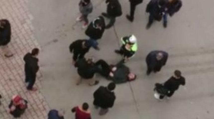 İntikam İ&ccedil;in Arkadaşının Sevgilisini Bı&ccedil;akladı