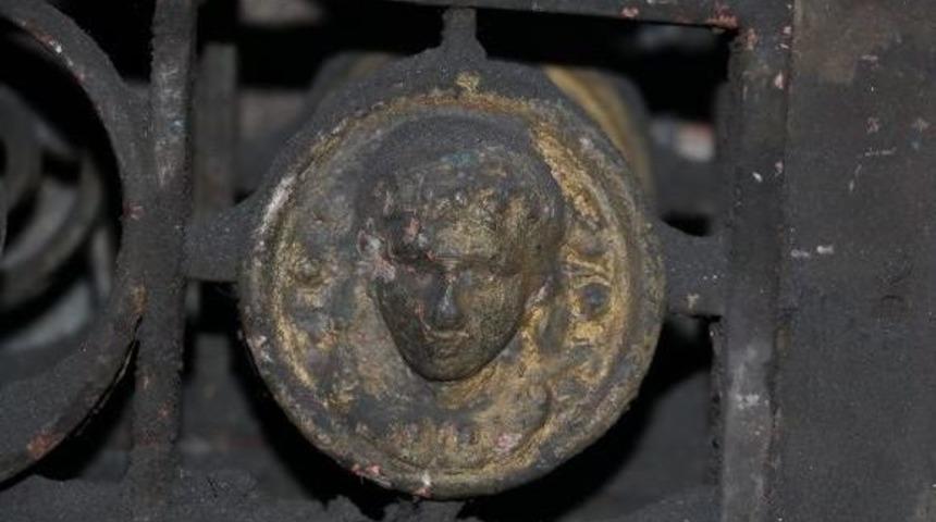 Tescilli Tarihi Eser Olan Demir Kapıda 'meryem Ana' Işlemesi