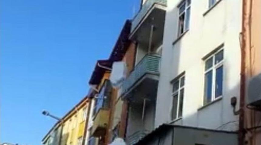 Seydişehir&rsquo;de &Ccedil;atıdaki Karlar Tehlike Sa&ccedil;ıyor