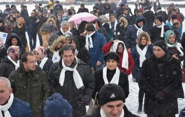 Sigarayı Bırakma Yürüyüşüne Katılanlara Beyaz Atkı Dağıtıldı