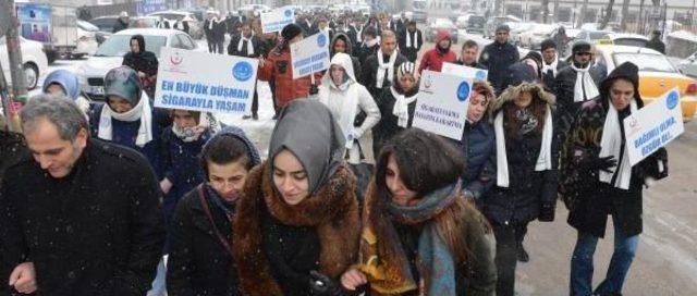 Sigarayı Bırakma Yürüyüşüne Katılanlara Beyaz Atkı Dağıtıldı