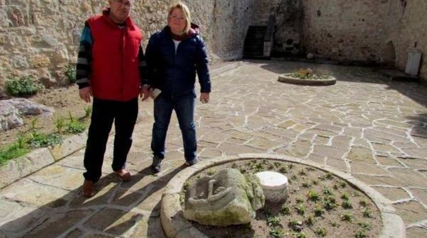 &Ccedil;eşme'de Bulunan Heykel Tarihi Eser &Ccedil;ıkmadı