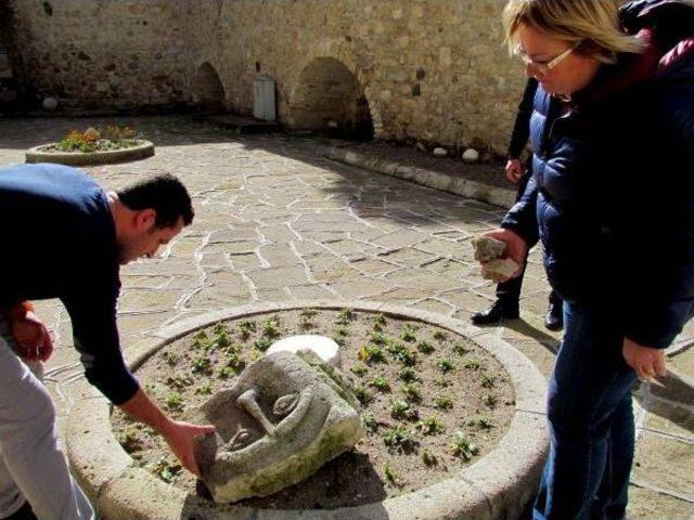 Çeşme'de Bulunan Heykel Tarihi Eser Çıkmadı