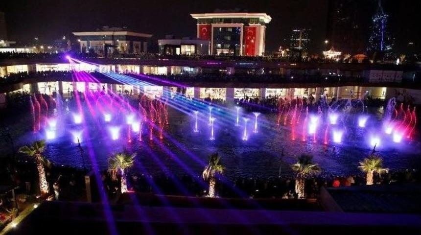 Watergarden İstanbul&rsquo;da 14 Şubat Sevgililer G&uuml;n&uuml;&rsquo;nde Aşk Şarkılı Su Şovu