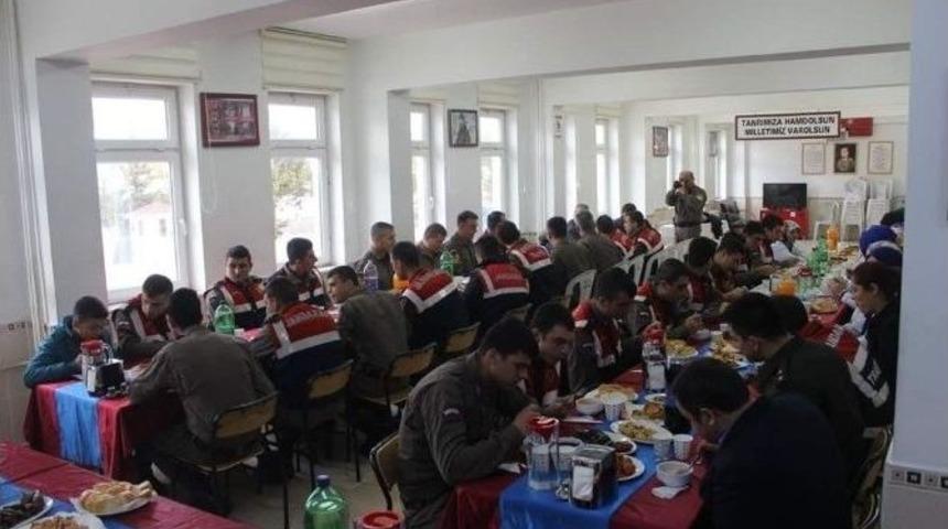 Develili Kadınlar Askerlere Ev Yemeği Yaptı