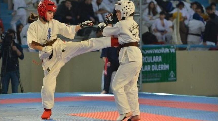 Karate Şampiyonasına Yıldırım Damgası