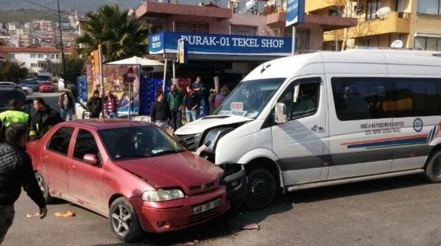 Milas&rsquo;ta Yolcu Minib&uuml;s&uuml; İle Otomobil &Ccedil;arpıştı, 1 Yaralı
