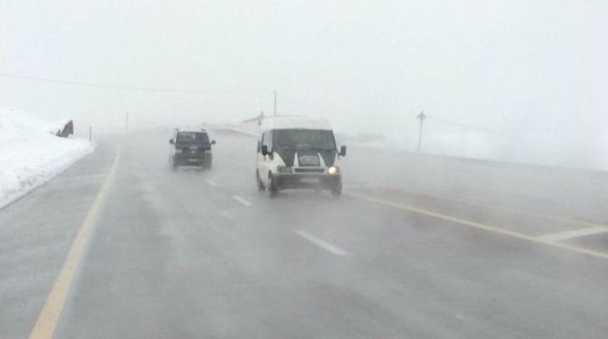 Van&rsquo;da Sis Trafiği Etkiledi