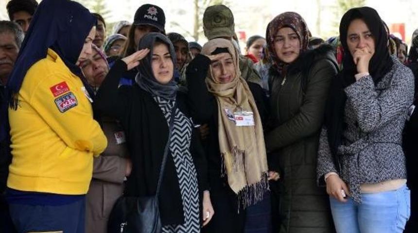 Şehit Eşini Asker Selamı Ile Uğurladı