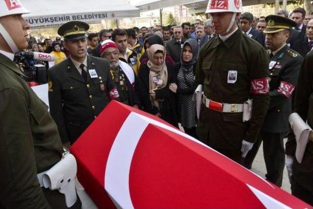 Şehit Eşini Asker Selamı Ile Uğurladı