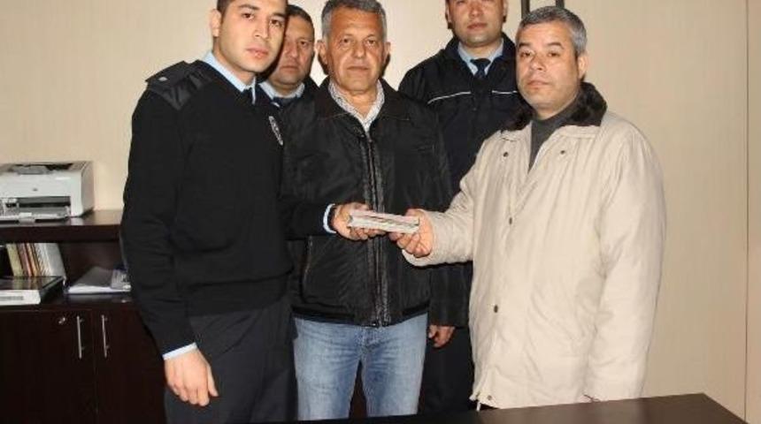Polis Memuru Yerde Bulduğu 31 Bin Lirayı Sahibine Teslim Etti
