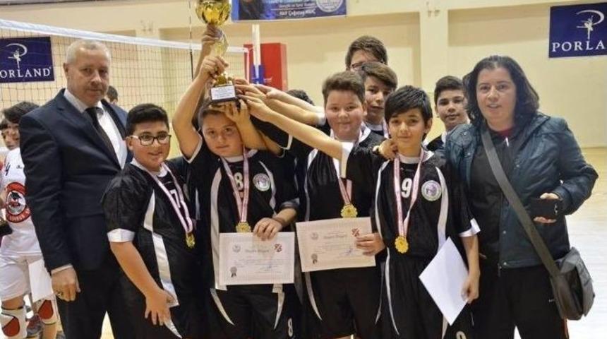 Okul Sporları Voleybol M&uuml;sabakaları Sona Erdi