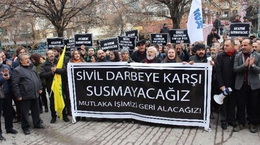 Eskişehir&rsquo;de İhra&ccedil; Edilen Akademisyenler Eylem Yaptı
