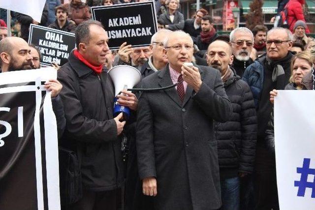 Eskişehir’de İhraç Edilen Akademisyenler Eylem Yaptı