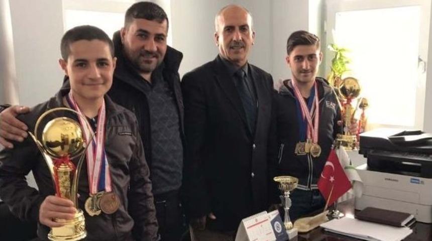 Başarılı Sporcular &Ouml;d&uuml;llendirildi