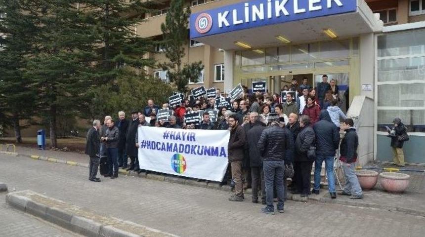 İhra&ccedil; Edilen Akademisyenler İ&ccedil;in Toplandılar