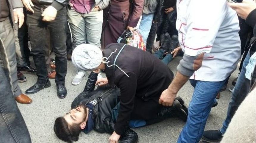 Minib&uuml;sle Motosiklet &Ccedil;arpıştı: 1 Yaralı